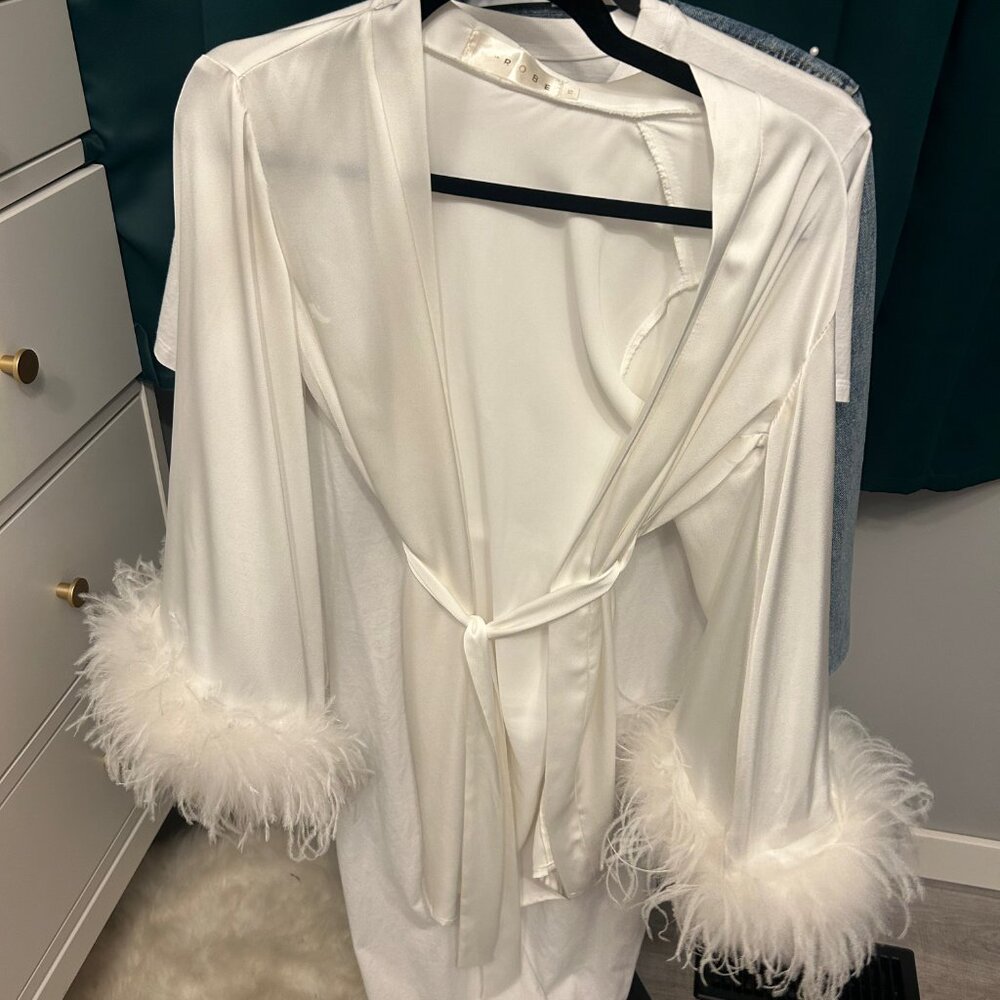 The Robe UA Ciara Feather Pure Silk Feather Short Bridal Robe + Feather Slippers